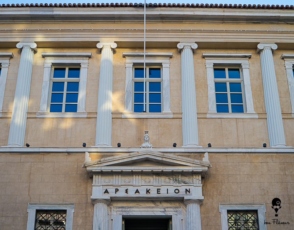 Η προτομή της Αθηνάς στο αέτωμα της εισόδου είναι έργο του Λεωνίδα Δρόση.